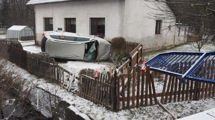Mladík usnul za volantem. Auto pak ničilo vše, až se převrátilo